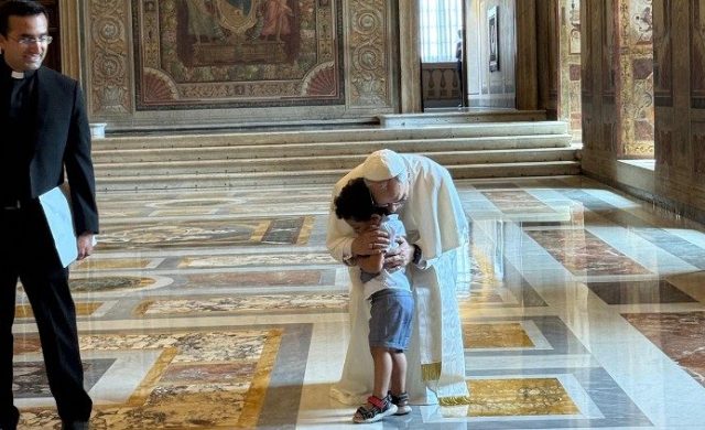 14/07/2025 - (Fuente: Vatican News) El custodio del Sagrario Apostólico relata la tierna escena que presenció el pasado junio en el Aula Ducal del Palacio Apostólico Vaticano. Durante una audiencia privada con una familia, el pequeño corrió hacia el Pontífice. Y el Papa se inclinó para abrazarlo con cariño.