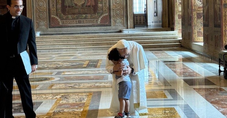 14/07/2025 - (Fuente: Vatican News) El custodio del Sagrario Apostólico relata la tierna escena que presenció el pasado junio en el Aula Ducal del Palacio Apostólico Vaticano. Durante una audiencia privada con una familia, el pequeño corrió hacia el Pontífice. Y el Papa se inclinó para abrazarlo con cariño.