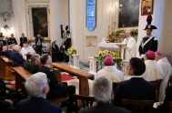 15/07/2025 - (Fuente: Vatican News) El Santo Padre preside la eucaristía en la capilla de la estación de los Carabineros en Castel Gandolfo…