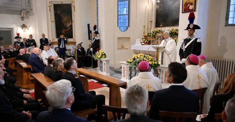 15/07/2025 - (Fuente: Vatican News) El Santo Padre preside la eucaristía en la capilla de la estación de los Carabineros en Castel Gandolfo y expresa su gratitud por la labor de esta fuerza italiana en la protección de los peregrinos que visitan Roma durante el Año Jubilar.
