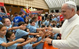 03/07/2025 - El Papa León XIV tuvo que responder incluso a una pregunta acerca de la guerra. Explicó que "incluso desde niño es necesario aprender a ser constructores de paz y amistad, a no entrar en guerras ni batallas, a nunca promover el odio ni la envidia".