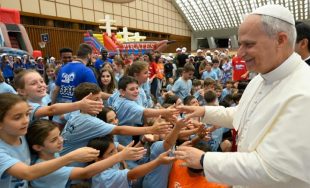 03/07/2025 - El Papa León XIV tuvo que responder incluso a una pregunta acerca de la guerra. Explicó que "incluso desde niño es necesario aprender a ser constructores de paz y amistad,…
