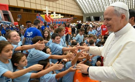 03/07/2025 - El Papa León XIV tuvo que responder incluso a una pregunta acerca de la guerra. Explicó que "incluso desde niño es necesario aprender a ser constructores de paz y amistad,…
