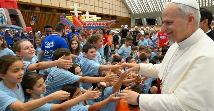 03/07/2025 - El Papa León XIV tuvo que responder incluso a una pregunta acerca de la guerra. Explicó que "incluso desde niño es necesario aprender a ser constructores de paz y amistad, a no entrar en guerras ni batallas, a nunca promover el odio ni la envidia".
