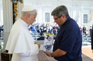 El Papa recibió una estola de los Hogares… 04/07/2025 - El 25 de junio de 2025, durante la audiencia general en la plaza de San Pedro, no fue una jornada cualquiera…
