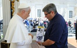04/07/2025 – El 25 de junio de 2025, durante la audiencia general en la plaza de San Pedro, no fue una jornada cualquiera ni para la Familia Grande Hogar de Cristo ni para la Comisión Nacional de Pastoral de Adicciones y Drogadependencia del Episcopado argentino.  El sacerdote argentino Leonardo Silio, del clero de la diócesis de Merlo-Moreno, le entregó al papa León XIV una estola…