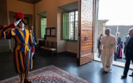 23/07/2025 - (Fuente: Vatican News) El Papa torna a la Ciudad del Vaticano luego de 16 días de estancia en…