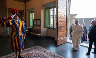23/07/2025 - (Fuente: Vatican News) El Papa torna a la Ciudad del Vaticano luego de 16 días de estancia en las Villas Pontificias de Castel Gandolfo: unas vacaciones de trabajo, no he…