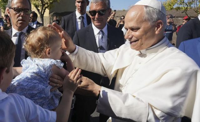 07/07/2025 - (Fuente: Vatican News) Alrededor de las 17:00, el Papa llegó a la ciudad del Lacio, donde pasará sus vacaciones de verano. A lo largo de la calle frente a Villa…
