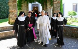 15/07/2025 - (Fuente: Vatican News) El Pontífice visitó el Monasterio de las Clarisas de Albano tras celebrar Misa en Castel…