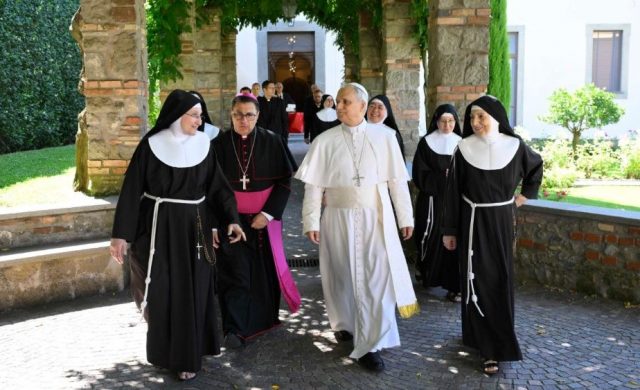 15/07/2025 - (Fuente: Vatican News) El Pontífice visitó el Monasterio de las Clarisas de Albano tras celebrar Misa en Castel Gandolfo. Oró con ellas, elogió su vida contemplativa y les ofreció un cáliz como obsequio.