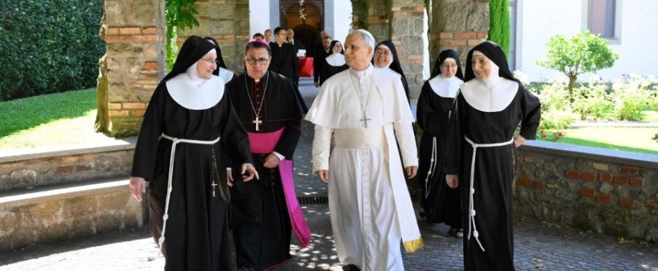 15/07/2025 - (Fuente: Vatican News) El Pontífice visitó el Monasterio de las Clarisas de Albano tras celebrar Misa en Castel Gandolfo. Oró con ellas, elogió su vida contemplativa y les ofreció un cáliz como obsequio.