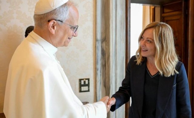 02/07/2025 - (Fuente: Vatican News) La Presidenta de Italia en audiencia, esta mañana, con León XIV: saludos, fotos, regalos y diálogo a puerta cerrada. A continuación, la conversación en la Secretaría de…
