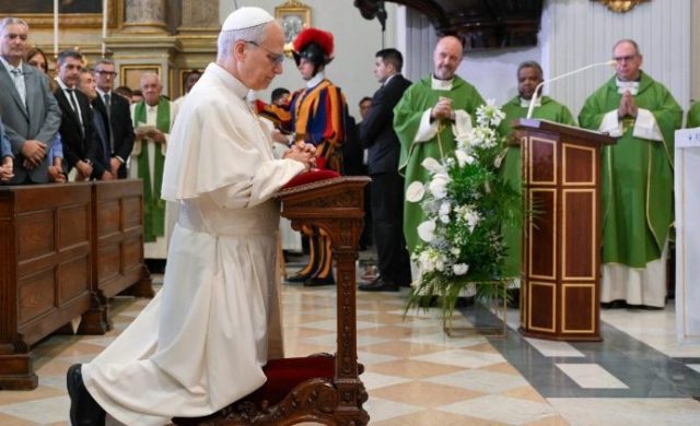 14/07/2025 - El Papa presidió su primera misa en una parroquia de allí, donde reflexionó sobre el buen samaritano y recordó que "prójimo" es todo aquel que encontramos en el camino de la vida, sin distinción.