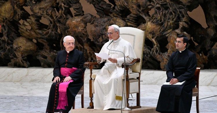 27/08/2025 - (Fuente: Vatican News) Este miércoles, 27 de agosto, en la Audiencia General, el Santo Padre al comentar la escena que marca el inicio de la pasión de Jesús, es decir, el momento de su detención en el huerto de los Olivos, dijo que “Jesús nos enseña que la esperanza cristiana no es evasión, sino compromiso. Esta actitud es…