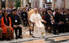23/09/2025 - (Fuente: Vatican News) El Papa León XIV recibe en audiencia en el Vaticano a la comunidad indonesia de Roma y recuerda «los lazos de amistad» que unen a la Santa Sede y al país del sudeste asiático. «Ustedes demuestran que es posible ser católicos fieles y al mismo tiempo indonesios orgullosos, devotos del Evangelio y dedicados a construir…