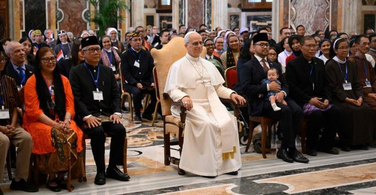 23/09/2025 - (Fuente: Vatican News) El Papa León XIV recibe en audiencia en el Vaticano a la comunidad indonesia de Roma y recuerda «los lazos de amistad» que unen a la Santa Sede y al país del sudeste asiático. «Ustedes demuestran que es posible ser católicos fieles y al mismo tiempo indonesios orgullosos, devotos del Evangelio y dedicados a construir…