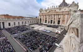 24/09/2025 - (Fuente Vatican News) Al término de la audiencia general, el Papa anuncia la iniciativa de oración en el día en que la Iglesia recuerda a San Juan XXIII y en el aniversario de la apertura del Concilio Vaticano II. Invita a todos a rezar por la paz durante todo el mes de octubre, dedicado al Santo Rosario, «personalmente,…