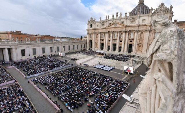 24/09/2025 - (Fuente Vatican News) Al término de la audiencia general, el Papa anuncia la iniciativa de oración en el día en que la Iglesia recuerda a San Juan XXIII y en el aniversario de la apertura del Concilio Vaticano II. Invita a todos a rezar por la paz durante todo el mes de octubre, dedicado al Santo Rosario, «personalmente,…