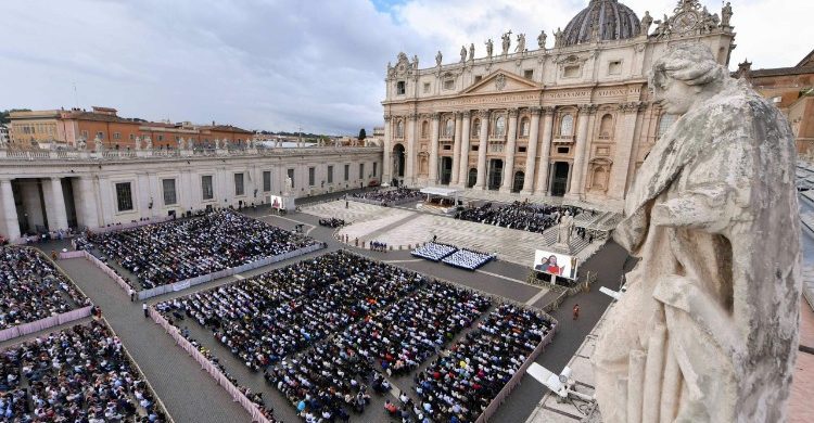 24/09/2025 - (Fuente Vatican News) Al término de la audiencia general, el Papa anuncia la iniciativa de oración en el día en que la Iglesia recuerda a San Juan XXIII y en el aniversario de la apertura del Concilio Vaticano II. Invita a todos a rezar por la paz durante todo el mes de octubre, dedicado al Santo Rosario, «personalmente,…