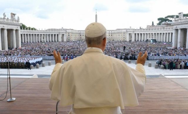 24/09/2025 - (Fuente: Vatican News) En su catequesis de este miércoles, el Papa León XIV profundizó en el misterio del Sábado Santo, subrayando que Cristo desciende hasta los infiernos no como un signo de derrota, sino como la manifestación más radical del amor de Dios, capaz de alcanzar incluso las tinieblas más profundas del ser humano para llevar la luz…