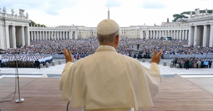 24/09/2025 - (Fuente: Vatican News) En su catequesis de este miércoles, el Papa León XIV profundizó en el misterio del Sábado Santo, subrayando que Cristo desciende hasta los infiernos no como un signo de derrota, sino como la manifestación más radical del amor de Dios, capaz de alcanzar incluso las tinieblas más profundas del ser humano para llevar la luz…
