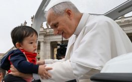 10/09/2025 - (Fuente Vatican News) Al saludar durante la audiencia general a los fieles de lengua polaca y árabe, el…