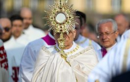27/10/2025 - El Papa León XIV, durante una audiencia jubilar en la Plaza de San Pedro, orientó su enseñanza hacia…