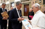 20/10/2025 - El Papa León XIV recibió en audiencia a los miembros de la Consulta nacional antiusura "San Juan Pablo II", con motivo…