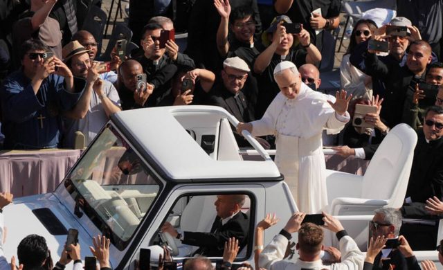 29/10/2025 - El Papa León XIV dedicó la catequesis de la Audiencia General en la Plaza de San Pedro al diálogo interreligioso, con motivo del 60º aniversario de la Declaración conciliar Nostra Aetate. El Pontífice, tal como informa Vatican News, reiteró el compromiso ineludible de la Iglesia con este documento clave del Concilio Vaticano II (1965), que redefinió las relaciones…