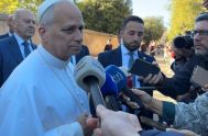 El Papa León XIV, al salir de su residencia en Castel Gandolfo, responde a las preguntas de los periodistas y recuerda el atentado…