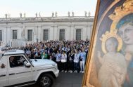 El Papa León XIV saluda a los fieles que han venido desde Croacia para el Jubileo en la Plaza de San Pedro y…