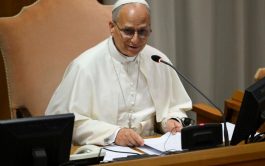 24/10/2025 - El Papa León XIV se dirigió a los superiores mayores de la Compañía de Jesús en el Aula…
