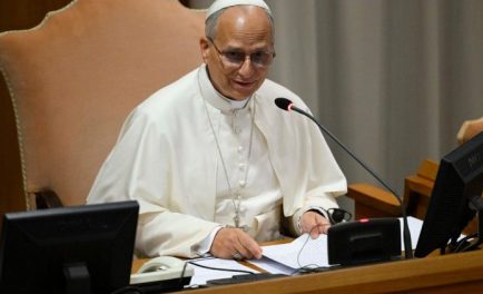 24/10/2025 - El Papa León XIV se dirigió a los superiores mayores de la Compañía de Jesús en el Aula del Sínodo, animándolos a la misión en las diversas “fronteras” del mundo…