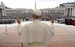 23/10/2025 - Miles de fieles dedicados a la Adoración del Santísimo Sacramento se congregaron en la Plaza de San Pedro…