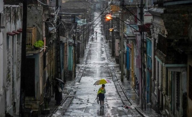 29/10/2025 - Al concluir la Audiencia General de este miércoles, el Papa León XIV dirigió sus pensamientos y oraciones a las poblaciones de Jamaica y Cuba, afectadas por el devastador huracán Melissa. Según reporta Vatican News, el Pontífice se refirió a la tormenta como un evento de “fuerza catastrófica” que ha provocado violentas inundaciones, dejando un panorama de escombros, vehículos…