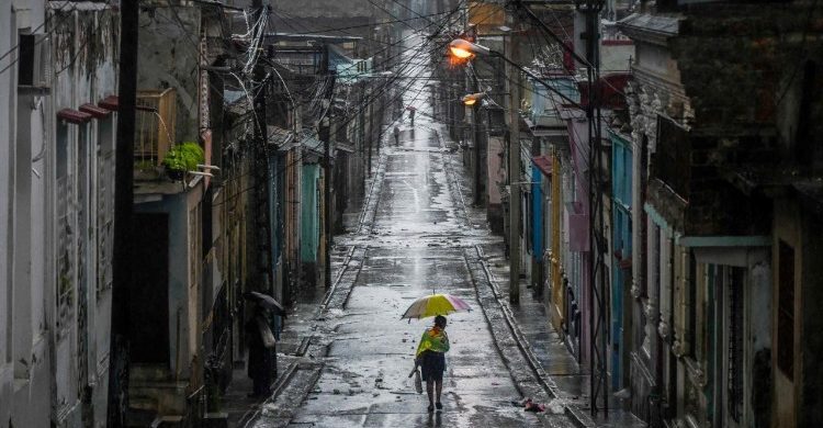 29/10/2025 - Al concluir la Audiencia General de este miércoles, el Papa León XIV dirigió sus pensamientos y oraciones a las poblaciones de Jamaica y Cuba, afectadas por el devastador huracán Melissa. Según reporta Vatican News, el Pontífice se refirió a la tormenta como un evento de “fuerza catastrófica” que ha provocado violentas inundaciones, dejando un panorama de escombros, vehículos…