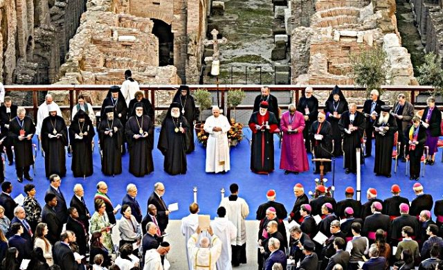 29/10/2025 - El Papa León XIV, en un urgente llamado al cese de los conflictos mundiales, presidió el encuentro interreligioso final de la iniciativa "Atreverse a la paz", organizada por la Comunidad de San Egidio. El evento, que congregó a líderes de diversas tradiciones religiosas, se celebró en el histórico Coliseo de Roma. Desde este emblemático lugar, que evoca tanto…