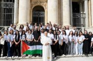 Fuente: Vatican News/Vatican Media Entre los fieles que participaron en la audiencia general destacó el testimonio de los jóvenes de Tierra Santa: corazones…