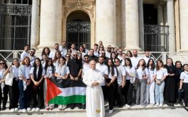 Fuente: Vatican News/Vatican Media Entre los fieles que participaron en la audiencia general destacó el testimonio de los jóvenes de…