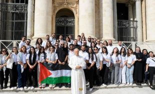 Fuente: Vatican News/Vatican Media Entre los fieles que participaron en la audiencia general destacó el testimonio de los jóvenes de Tierra Santa: corazones heridos, pero con la alegría de estar en el…