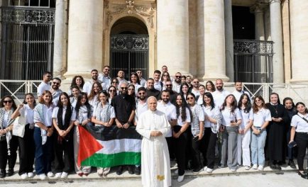 Fuente: Vatican News/Vatican Media Entre los fieles que participaron en la audiencia general destacó el testimonio de los jóvenes de Tierra Santa: corazones heridos, pero con la alegría de estar en el…