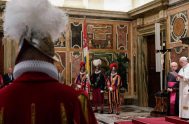 León XIV participa en la "hermosa" ceremonia de juramento en el Patio de San Dámaso del Palacio Apostólico. Al dar las gracias a…