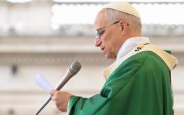 Antes de rezar la oración mariana del Ángelus al término de la santa misa con motivo del Jubileo de los…