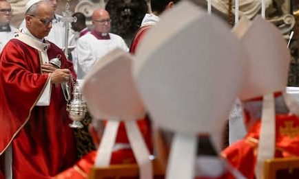 04/11/2025 - El Papa León XIV celebró una Misa en la Basílica de San Pedro en sufragio del Papa Francisco y de los cardenales y obispos fallecidos durante el último año. En…