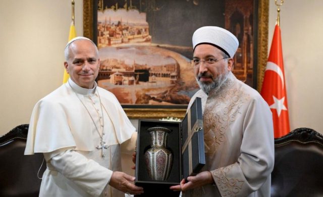 27/11/2025 - El Papa León XIV, en su agenda de actividades en Turquía, se dirigió este jueves 27 de noviembre a la Presidencia para los Asuntos Religiosos (Diyanet) en Ankara. Este encuentro se realizó tras su reunión previa con autoridades, la sociedad civil y el cuerpo diplomático en la Biblioteca Nacional. El Pontífice mantuvo un coloquio con Safi Arpaguş, quien…