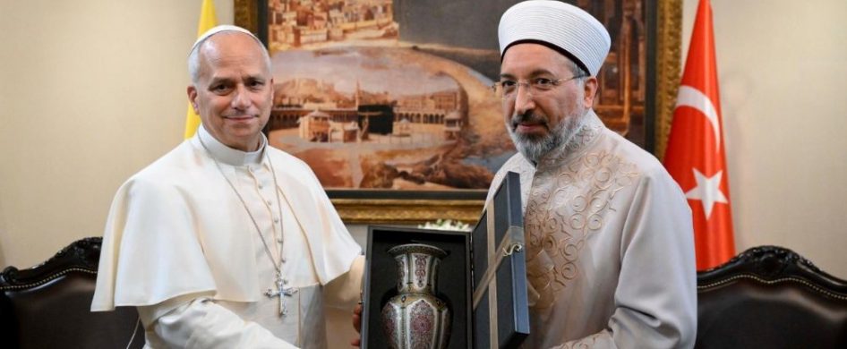 27/11/2025 - El Papa León XIV, en su agenda de actividades en Turquía, se dirigió este jueves 27 de noviembre a la Presidencia para los Asuntos Religiosos (Diyanet) en Ankara. Este encuentro se realizó tras su reunión previa con autoridades, la sociedad civil y el cuerpo diplomático en la Biblioteca Nacional. El Pontífice mantuvo un coloquio con Safi Arpaguş, quien…