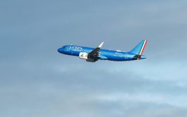 27/11/2025 - Durante el trayecto en el avión de ITA Airways, que atraviesa los cielos de Italia, Croacia, Bosnia y…