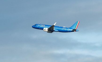 27/11/2025 - Durante el trayecto en el avión de ITA Airways, que atraviesa los cielos de Italia, Croacia, Bosnia y Herzegovina, Montenegro, Serbia, Bulgaria y Turquía, el Papa León XIV cumplió con…