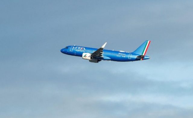 27/11/2025 - Durante el trayecto en el avión de ITA Airways, que atraviesa los cielos de Italia, Croacia, Bosnia y Herzegovina, Montenegro, Serbia, Bulgaria y Turquía, el Papa León XIV cumplió con…